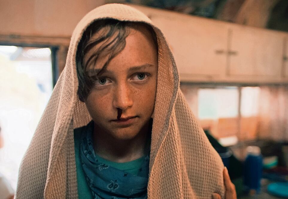 De inicio, Jodie sólo usa sus poderes para impresionar a una joven. Foto: NETFLIX