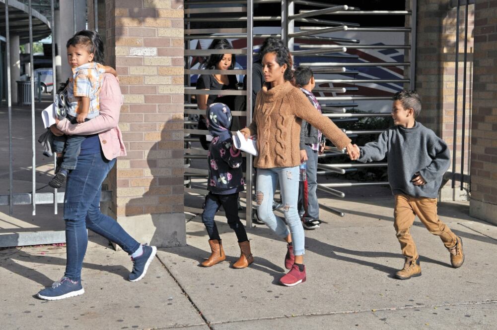 Familias de inmigrantes que buscan asilo son liberadas de un centro de detención, en McAllen, Texas. Foto: LOREN ELLIOTT. REUTERS