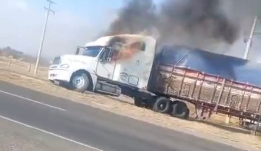 Bloqueos carreteros y quema de vehículos. Foto: Especial