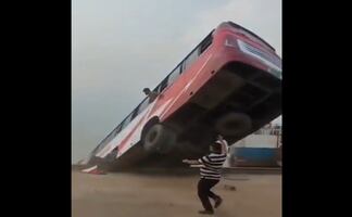 VIDEO: Autobús de pasajeros se hunde en río de Bangladesh; reportan al menos 26 muertos