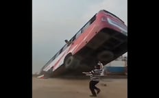 VIDEO: Autobús de pasajeros se hunde en río de Bangladesh; reportan al menos 26 muertos