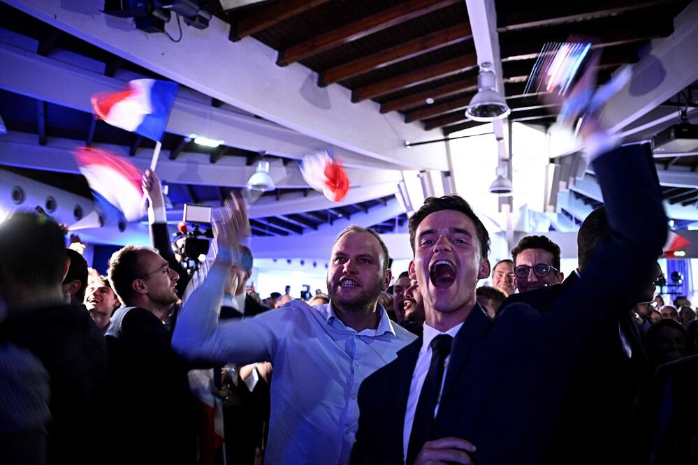 Jóvenes celebran el avance del ultraderechista Renacimiento Nacional, en las elecciones de Francia. Foto:  AFP