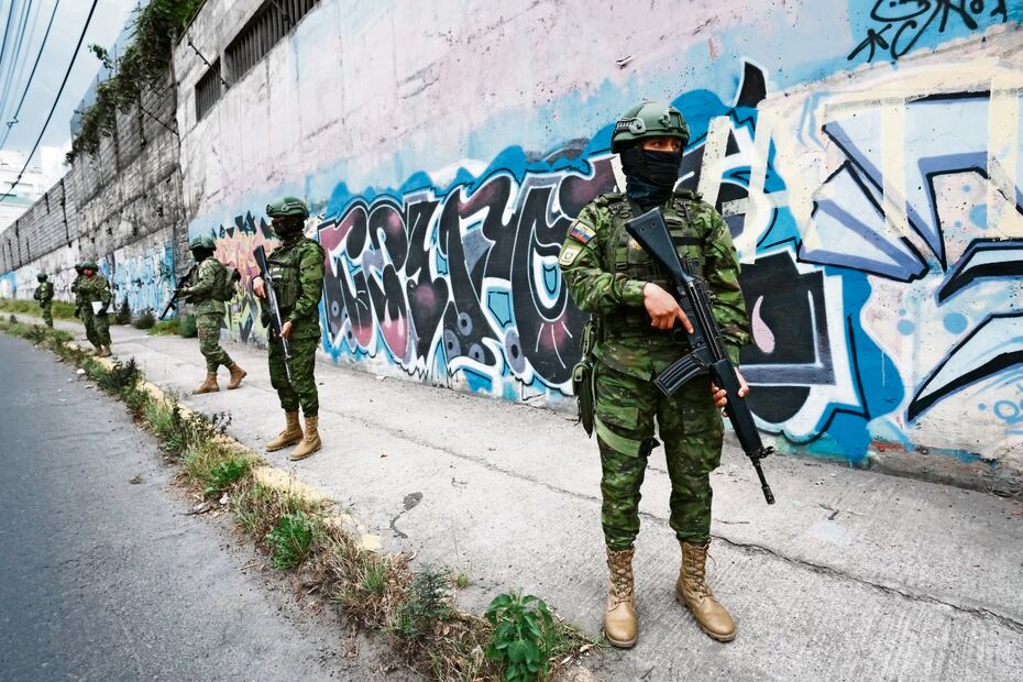 Soldados vigilan la situación en un punto de la capital, ante la violencia que ha sacudido al país en las últimas semanas. Foto: AP