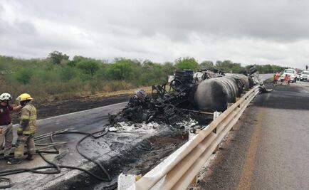 Pipa se vuelca e incendia con 62 mil litros de gasolina en NL
