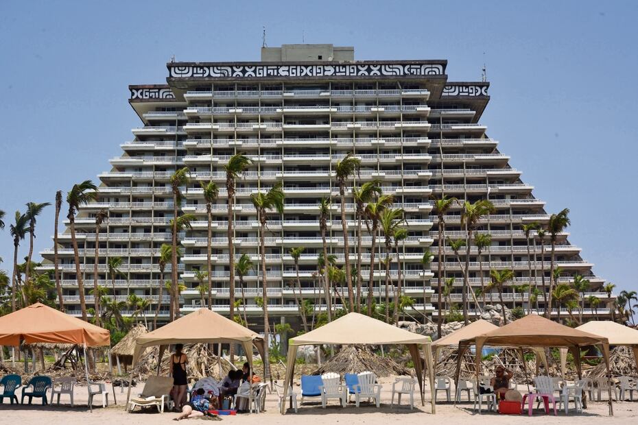 En la zona Diamante, los hoteles siguen con sus estructuras desnudas, con sus ventanas rotas, con sus paredes y techos destrozados. Foto: Salvador Cisneros / EL UNIVERSAL