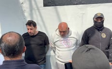VIDEO: Ingresan a Barrientos los detenidos por el asesinato del tecladista de Camilo Séptimo y su familia; serán presentados ante el juez