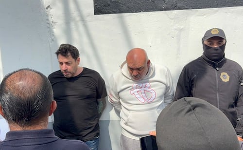 Ingresan a Barrientos los detenidos por el asesinato del tecladista de Camilo Séptimo y su familia; serán presentados ante el juez