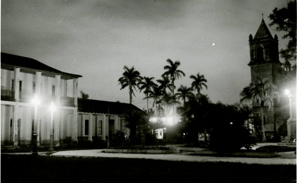 Esta antigua postal del paisaje nocturno en Michoacán muestra un escenario muy cercano al que vieron los zamoranos aquella madrugada de 1911. ESPECIAL.