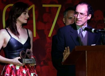 Premios Cartelera reconocen trayectoria en teatro de Bruno Bichir