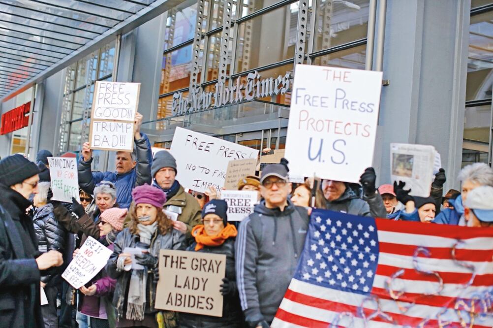 Estadounidenses se manifestaron a favor de la prensa afuera de la sede del New York Times el pasado 26 de febrero. (KENA BETANCUR. AFP)
