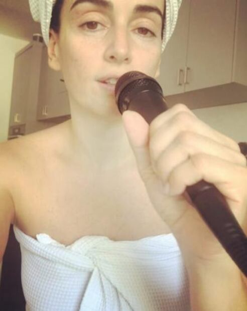 Ana de la Reguera canta en toalla y sin maquillaje