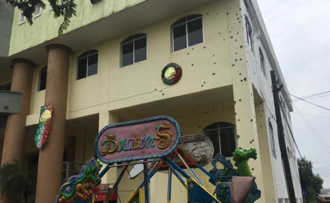 Foto: Especial/El Universal/ El edificio presenta decenas de impactos de armas de grueso calibre, y cientos de casquillos de rifles AR-15 y AK-47 están todavía en las calles