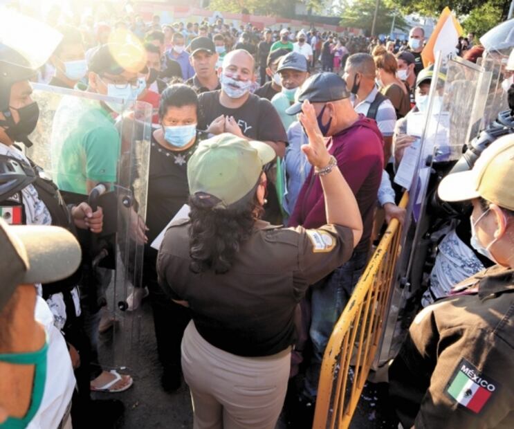 Migrantes olvidan pandemia por buscar visa