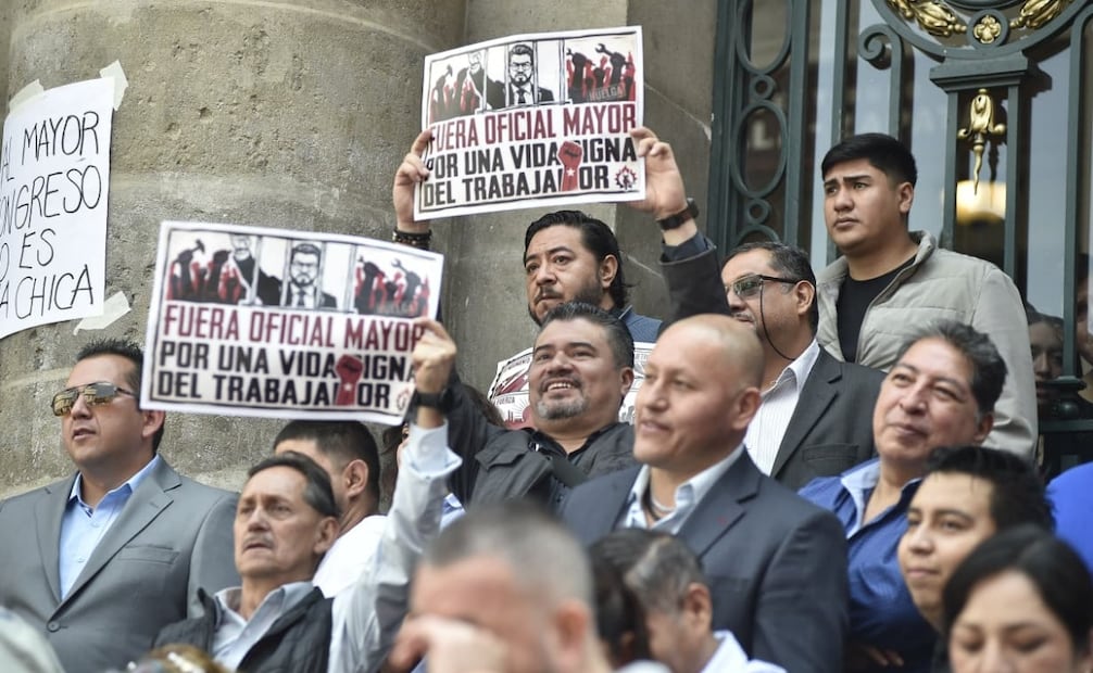 Trabajadores sindicalizados bloquean acceso al Congreso de la CDMX. Foto: especial
