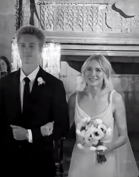 Naomi Watts y su hijo Watt caminan juntos rumbo al altar.
Foto: Instagram