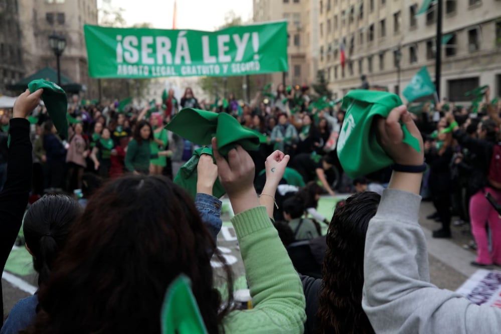 En el Día por la Despenalización y Legalización del Aborto, mujeres salieron a las calles para realizar un "pañuelazo" y defender la ley de interrupción del embarazo en el país. Foto: EFE