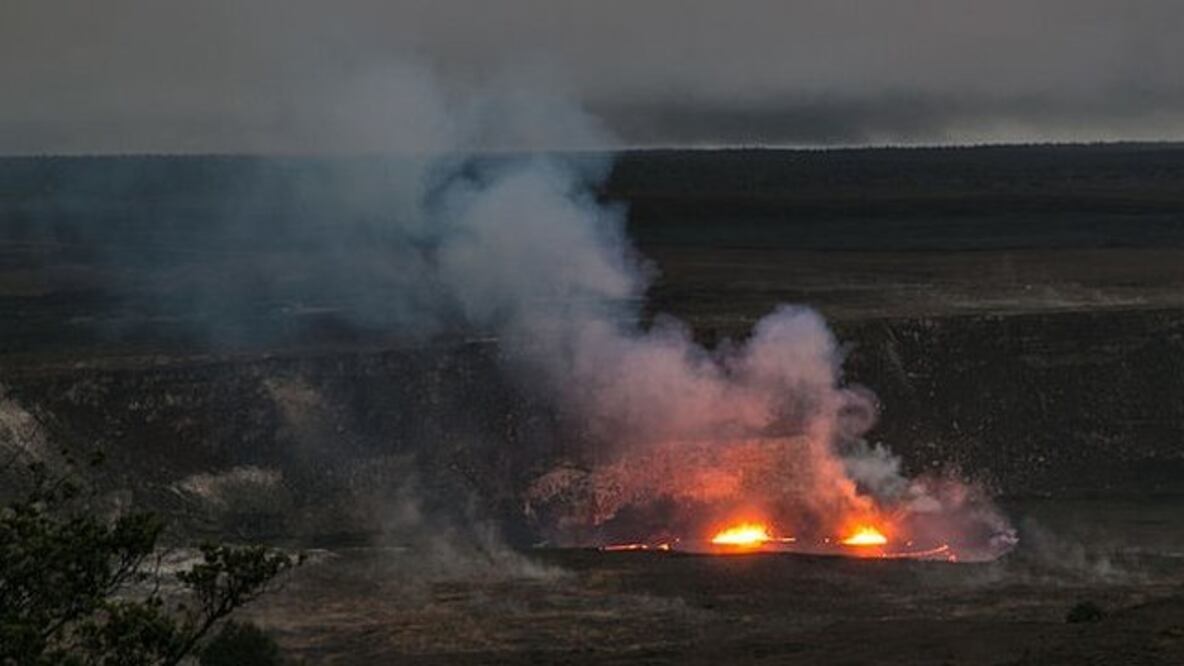 La caldera del volcán Kilauea es visitada por turistas que pueden observarla a una distancia segura. Foto: Getty images