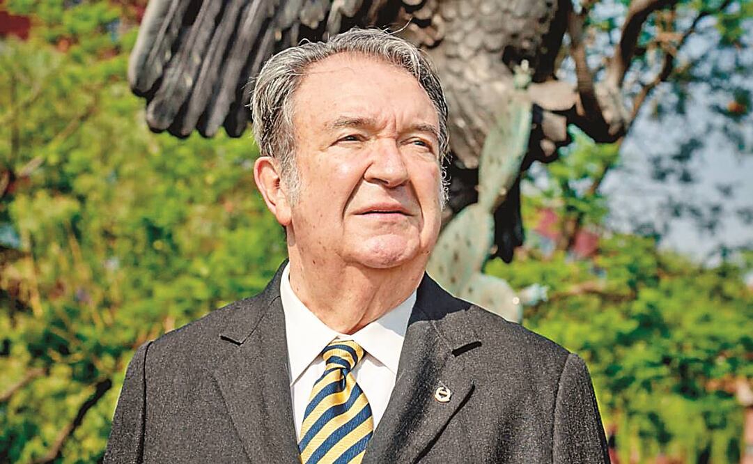 El académico Fernando Serrano Migallón gestó la investigación para recopilar los 49 ejemplares. Cortesía UNAM 