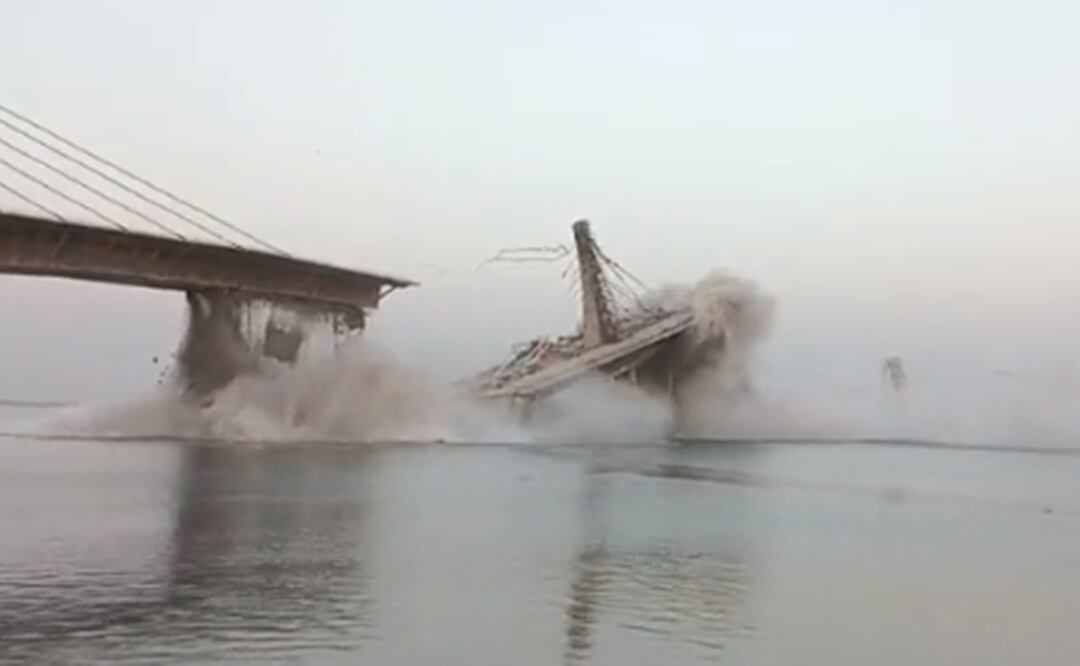 El puente colapsó durante la tarde del domingo en Bihar. Foto: Tomada del video