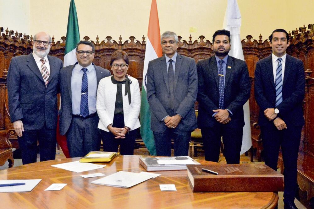 En el diálogo entre la rectora de la BUAP y el embajador de India estuvieron presentes integrantes de Coparmex y Canacintra. Foto: Especial