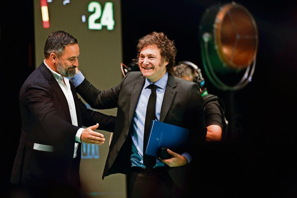 El líder de Vox Santiago Abascal (izq.) con Javier Milei, en Madrid. Foto: Rodrigo Jiménez | EFE