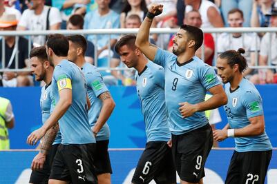 Uruguay golea a Rusia y es líder del Grupo A