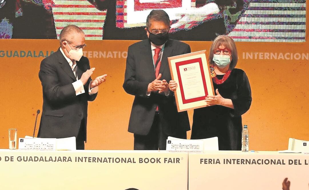La escritora y activista chilena Diamela Eltit recibió ayer el Premio FIL de Literatura en Lenguas Romances 2021, durante el arranque de la feria en Guadalajara. Foto: Juan Boites. El Universal