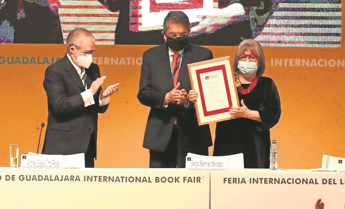 La escritora y activista chilena Diamela Eltit recibió ayer el Premio FIL de Literatura en Lenguas Romances 2021, durante el arranque de la feria en Guadalajara. Foto: Juan Boites. El Universal