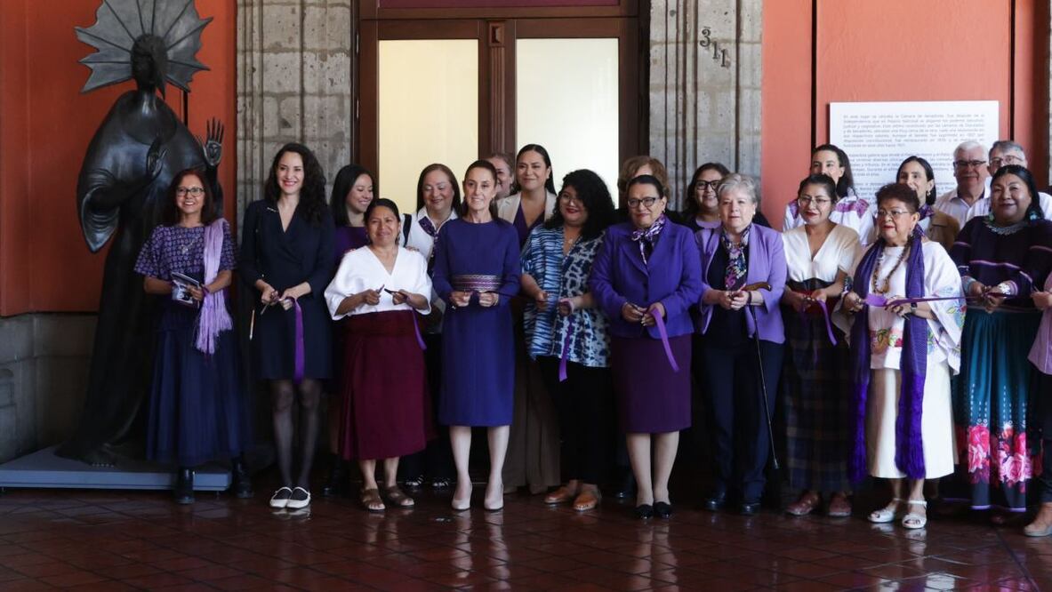 Claudia Sheinbaum, presidenta de México, encabezó el corte del listón con el que se inauguró el salón de "Mujeres en la historia". Foto; Carlos Mejía / EL UNIVERSAL