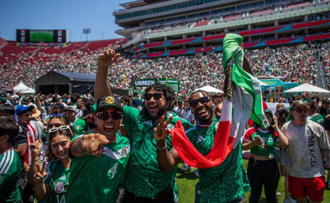 Aficionados festejan gol del jugador Raúl Jiménez en el FIFA Fan Festival en LA Memorial Coliseum, Los Ángeles. (11/06/26) Foto: AFP