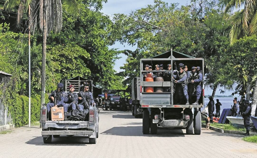 Miembros de la Infantería del ejército de Guatemala llegan al municipio El Estor, tras la declaración de estado de sitio, en 2021. Foto: Archivo/ AFP