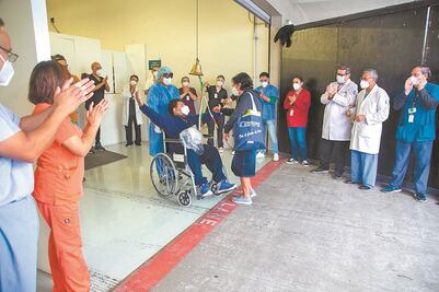 Con aplausos y rock dan de alta a pacientes