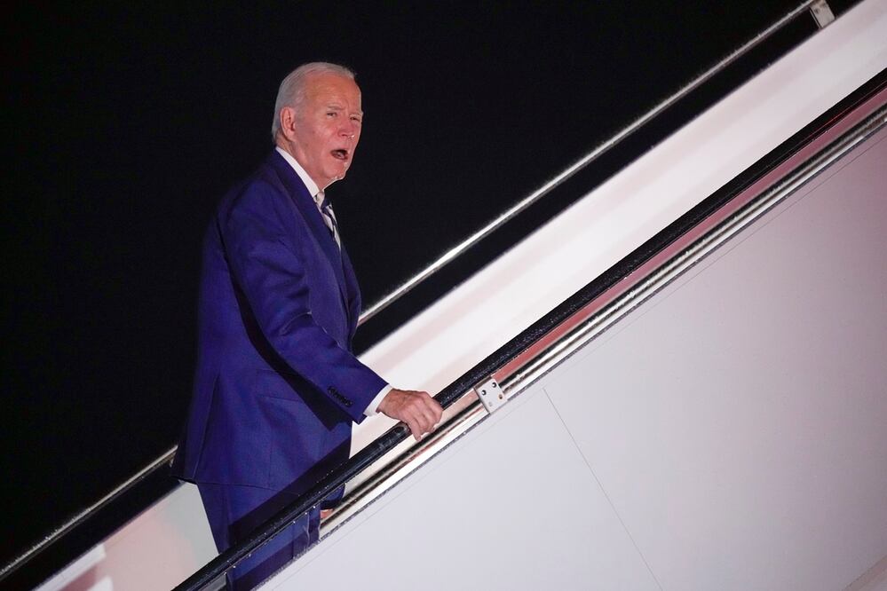 El presidente Joe Biden responde a unas preguntas mientras aborda el Air Force One en la Base de la Fuerza Aérea Andrews, Maryland, para viajar a Rehoboth Beach, Delaware. Foto: AP
