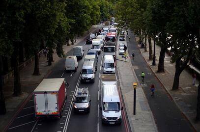 Londres empieza a cobrar uso de auto en el centro de la ciudad