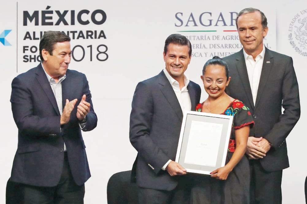 El presidente Enrique Peña Nieto (centro) inauguró la tercera edición de la Expo México Alimentaría Food Show 2018, en la que dijo que el país pasó a ocupar el décimo sitio como potencia mundial en producción de ese sector. Foto: YADÍN XOLALPA.