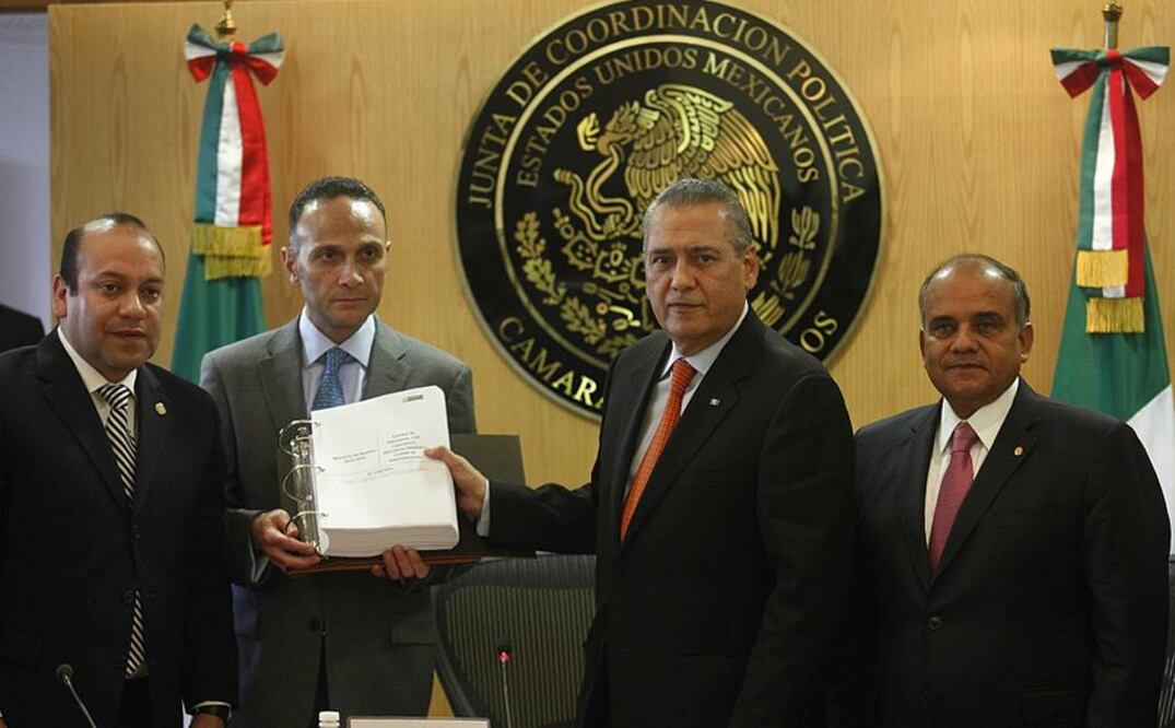 El diputado del PRI entregó la documentación al presidente de la Mesa Directiva, el perredista Julio César Moreno./Yadín Xolalpa - EL UNIVERSAL