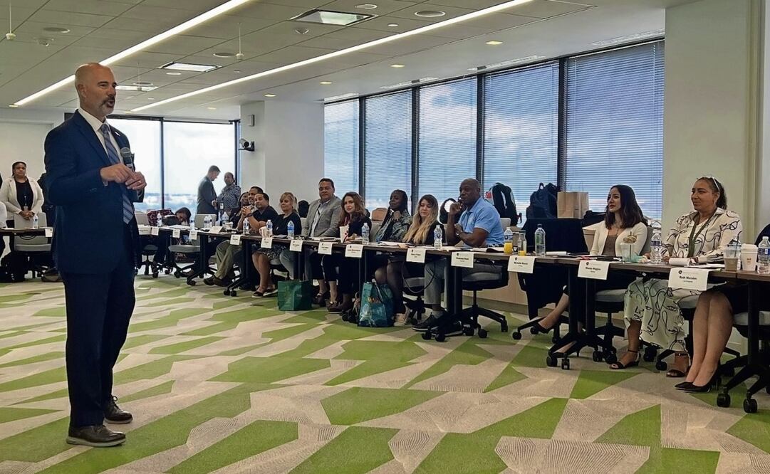 Terrance Cole, jefe de la DEA (izq., de pie), afirmó que la agencia está tomando medidas decisivas para hacer frente a los cárteles. Foto: Especial