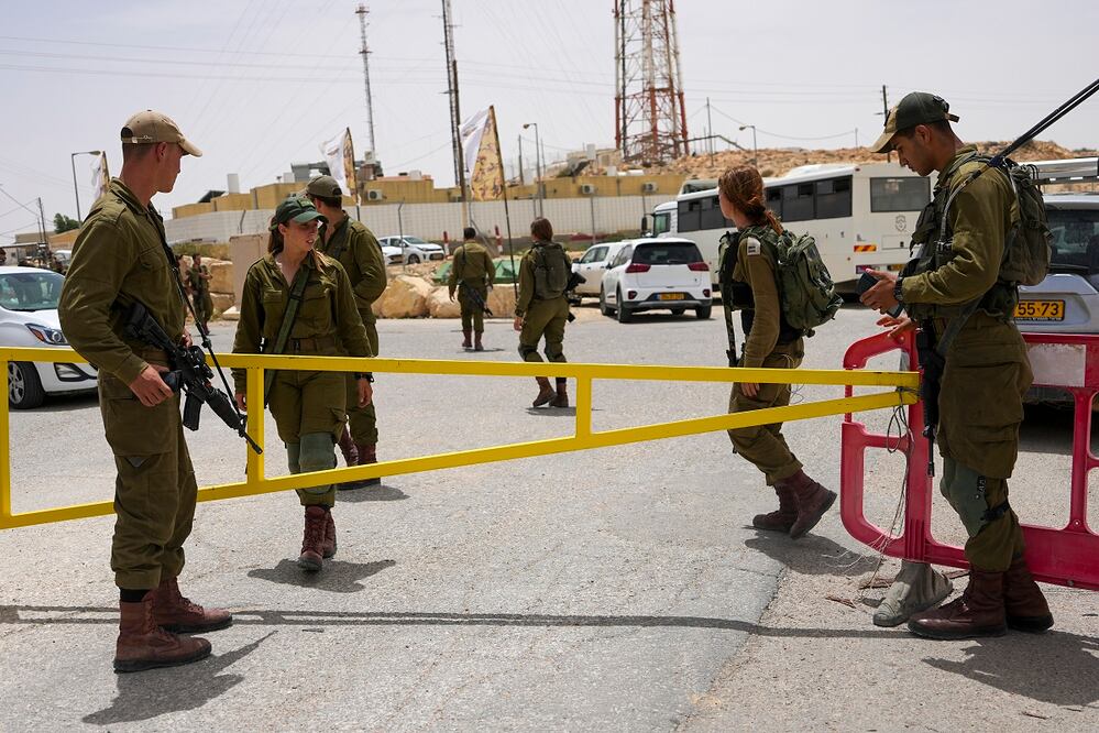 Soldados israelíes aseguran una puerta que conduce a una base militar luego de un tiroteo mortal en el sur de Israel a lo largo de la frontera con Egipto, el sábado 3 de junio de 2023. Foto: AP