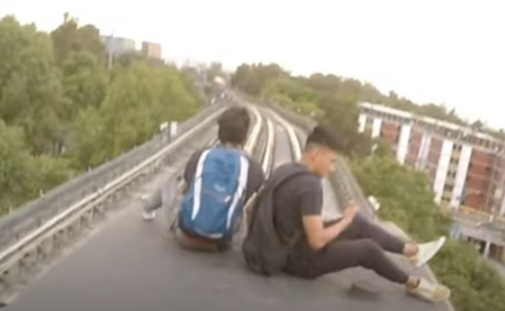 Jóvenes se graban “surfeando” sobre tren de la Línea 9 del Metro CDMX