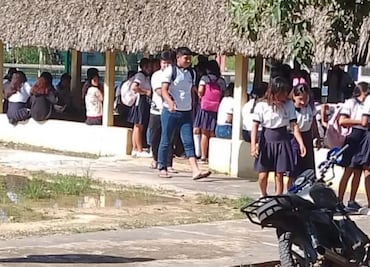 Intensas lluvias dejan escuelas y calles inundadas en Yucatán; jóvenes de comunidades mayas toman clases bajo una palapa