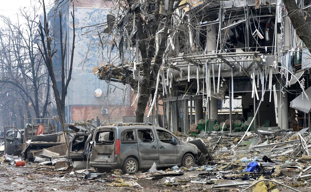 Edificios y autos destruidos se observan tras un bombardeo de Rusia en la ciudad de Kharkiv, Ucrania. Foto: AFP
