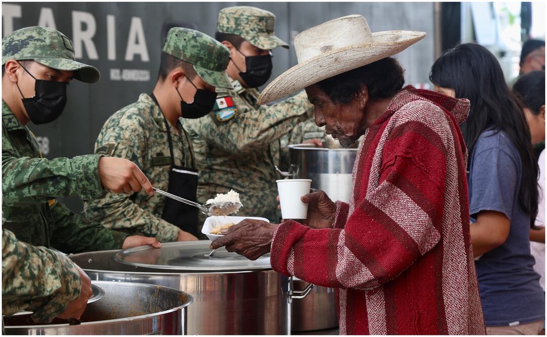 En Acapulco se instaló un comedor comunitario por parte de la SEDENA. Largas filas se apreciaron para obtener una ración de frijoles, arroz, sopa de codito, carne de cerdo y un vaso de agua de sabor. Foto: Valente Rosas / EL UNIVERSAL