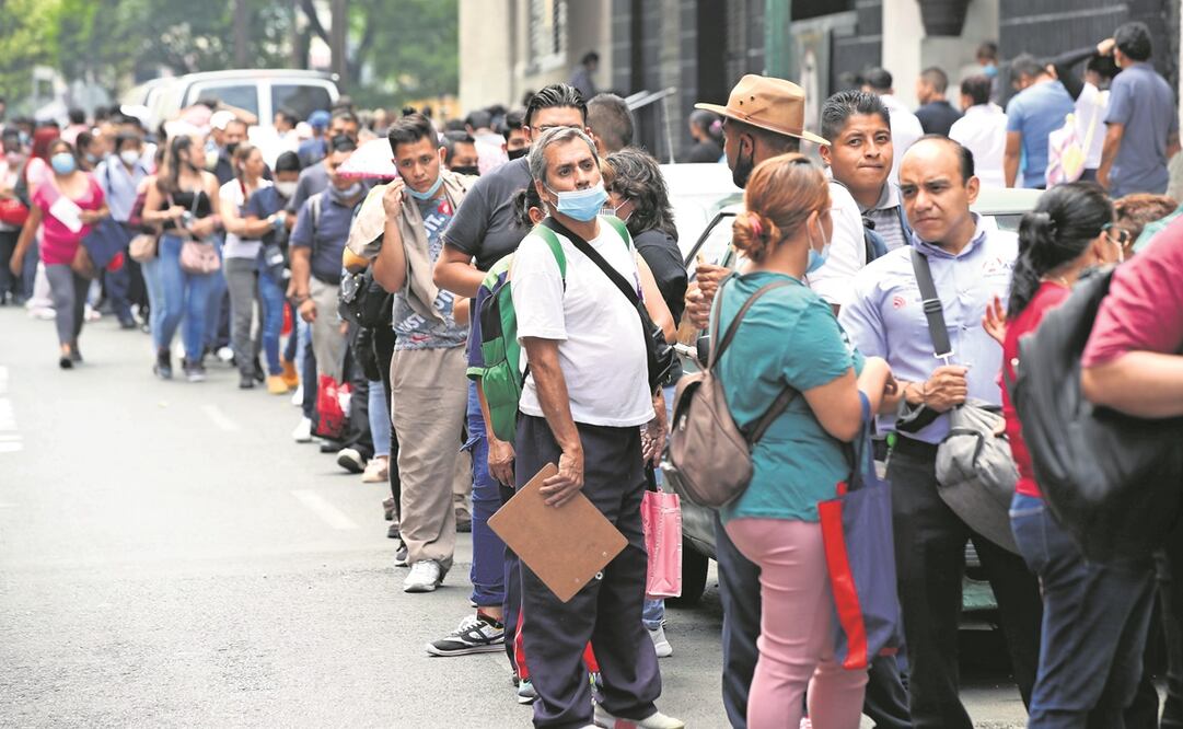 Organismos empresariales aseguran que la infraestructura del SAT se ve rebasada para dar la constancia fiscal a millones de asalariados. Foto: VALENTE ROSAS/ EL UNIVERSAL