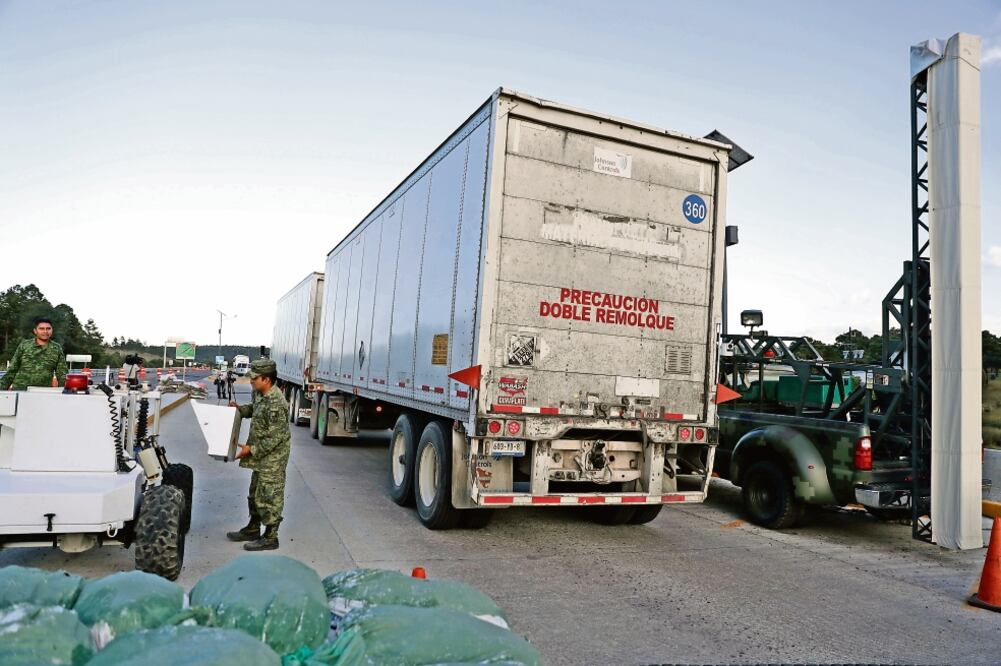 En el retén militar instalado, un equipo de rayos gama (poste blanco ubicado a la derecha) emite una radiación en el momento que pasa un vehículo y logra que se haga visible lo que transporta (IVÁN STEPHENS. EL UNIVERSAL)