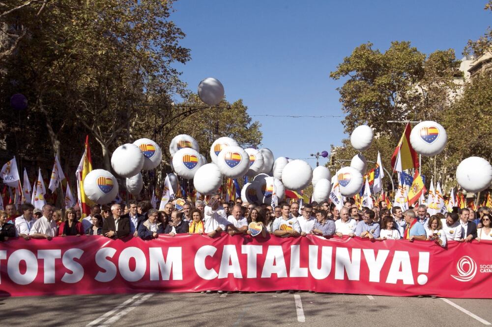 Más de un millón de personas, según los organizadores, se manifestaron contra la declaración de independencia, bajo el lema “Todos somos Cataluña”. (ENRIC FONTCUBERTA. EFE)