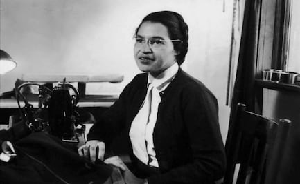 La historia de Rosa Parks, la mujer afroamericana que se negó a cederle el asiento a un hombre blanco