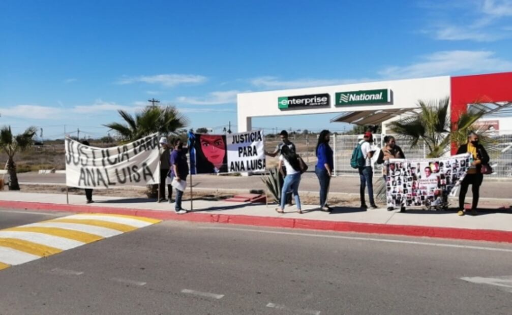 Manifestantes esperan a AMLO en aeropuerto de La Paz; piden agilizar búsqueda de desaparecidos 