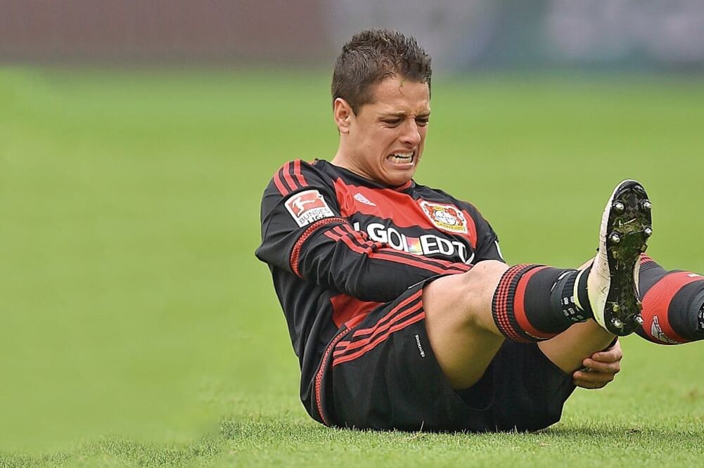 Javier Hernández se dolió de la rodilla izquierda tras un contacto; será valorado para determinar si es grave. (MARTIN MEISSNER. AP)