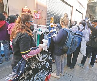 Abarrotan clientes negocios del Centro