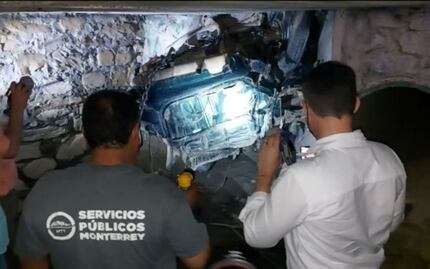 Encuentran Vocho atorado en el drenaje de Monterrey